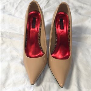Pointy nude pumps